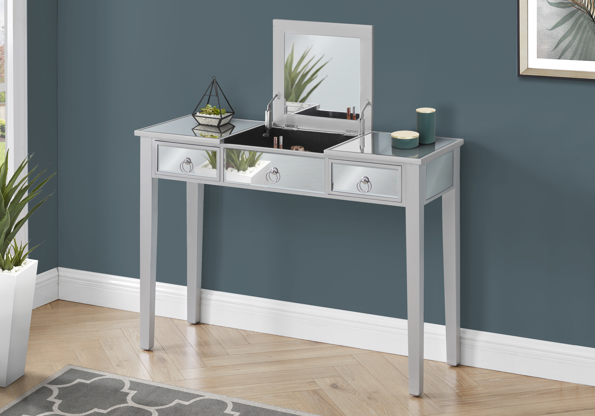 What Are The Advantages Of A Bedroom Vanity Set?